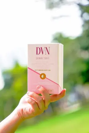 Box DVN dipegang dengan latar pepohonan